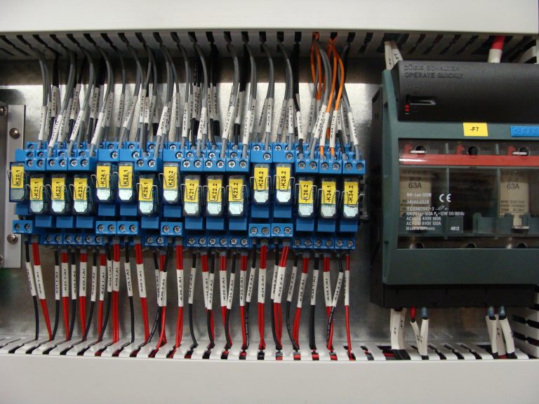 Schaltgeräte, Schaltschrank, Kabelkonfektion, Kabelkonfektionierung, Elektro-Montage